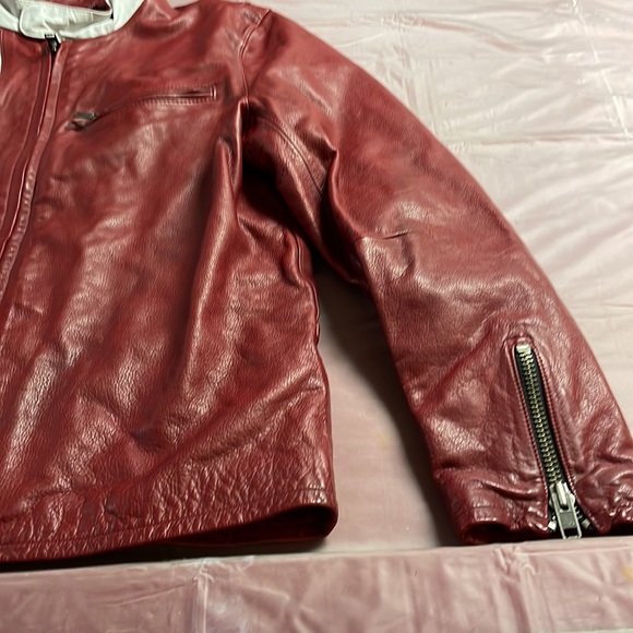 NWT men’s burgundy heavy leather jacket. Very well designed with brass zippers - Picture 3 of 16